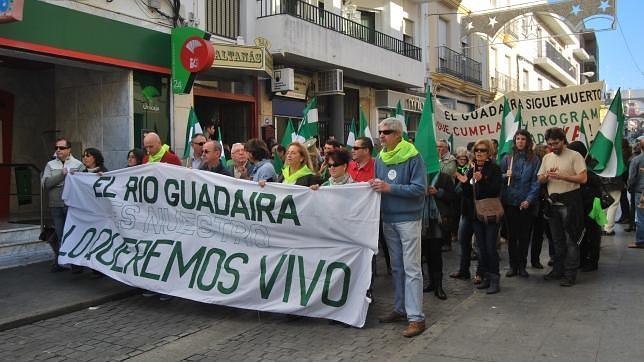 Multitudinaria manifestación en Alcalá por la recuperación del río Guadaíra