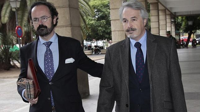 Jacinto Cañete, a la derecha, con su abogado Juan Carlos Alférez