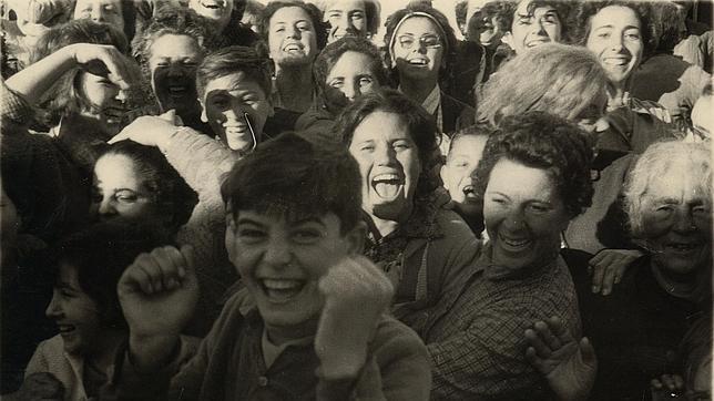 Vecinos de Sevilla celebrando el «gordo» que cayó en Sevilla en el año 1962