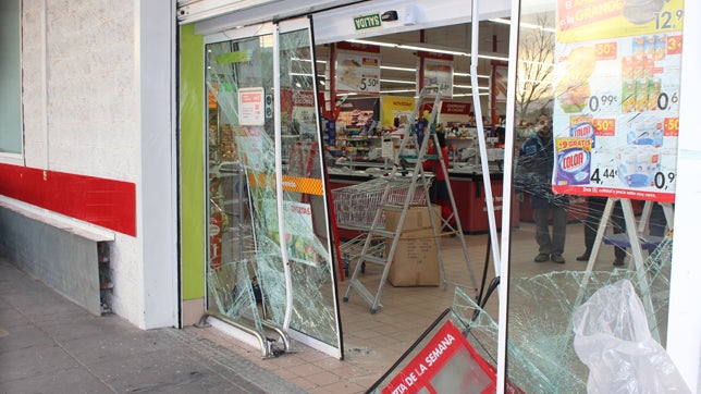 Atracan un supermercado de Montequinto tras empotrar un coche en la puerta