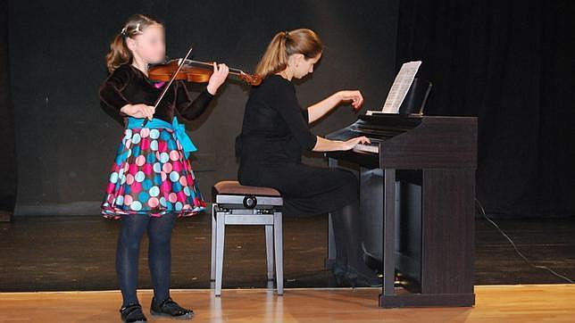 Jóvenes talentos ofrecen un concierto en el centro cultural de Montequinto