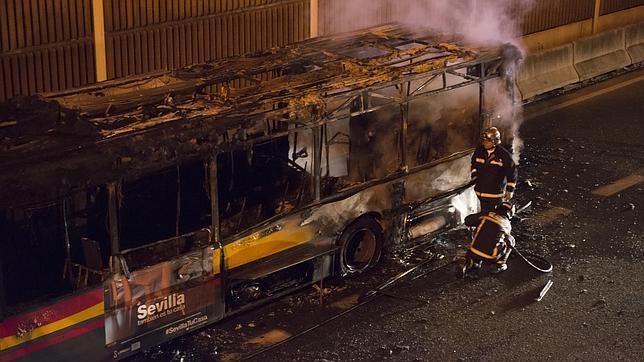 Arden dos autobuses de Tussam, a la misma hora pero en diferentes puntos de Sevilla