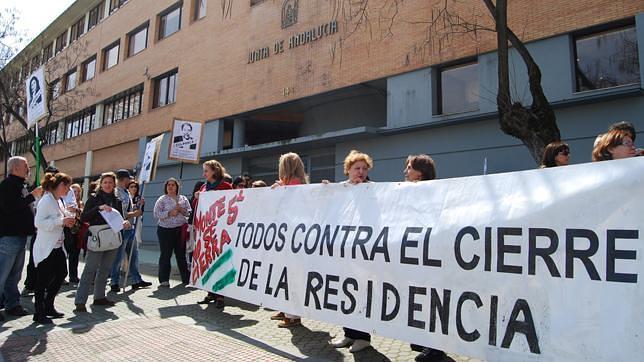 Convocan una nueva protesta contra el cierre de la residencia de Montequinto