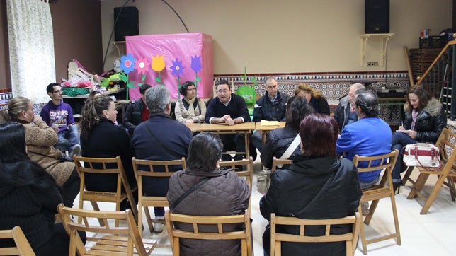 El PP se reúne con representantes del colectivo vecinal Las Torres de Dos Hermanas