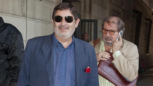 Guerrero, con su abogado, a la salida de los juzgados