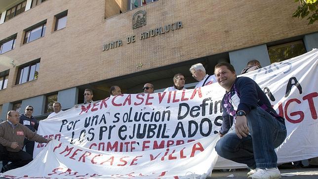Prejubilados concentrados a las puertas de la Consejería de Empleo en Sevilla