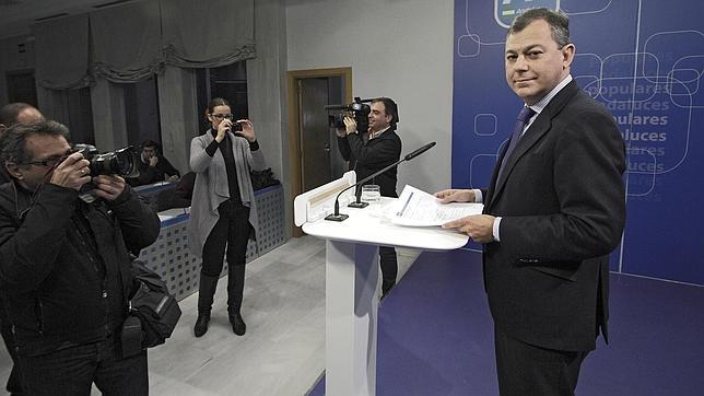 Sanz retira su candidatura a liderar el PP-A y respalda a Moreno Bonilla