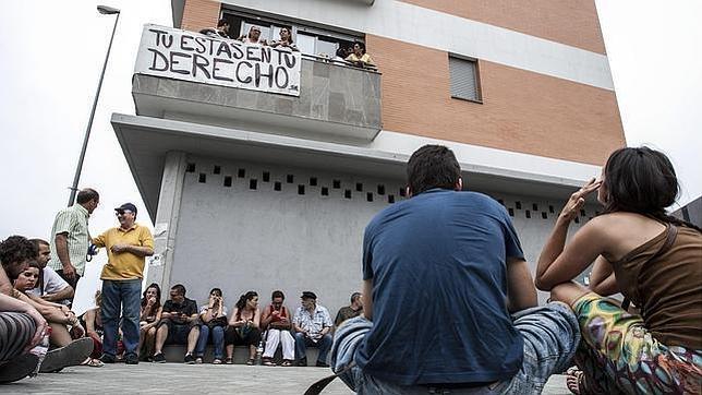 Las familias de Corrala Utopía seguirán este fin de semana en el edificio