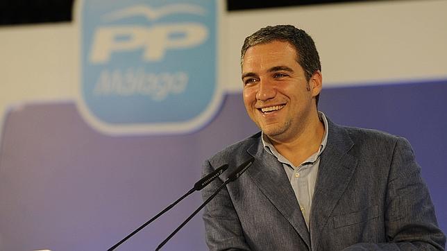 Bendodo ejerce ya de «hombre fuerte» y asume el control del PP andaluz
