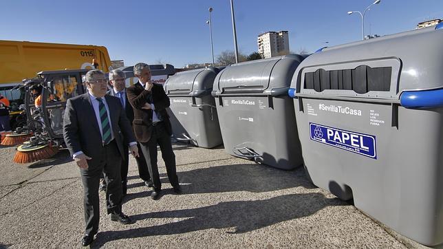 Lavado de cara para la flota de limpieza, los contenedores y papeleras de Sevilla