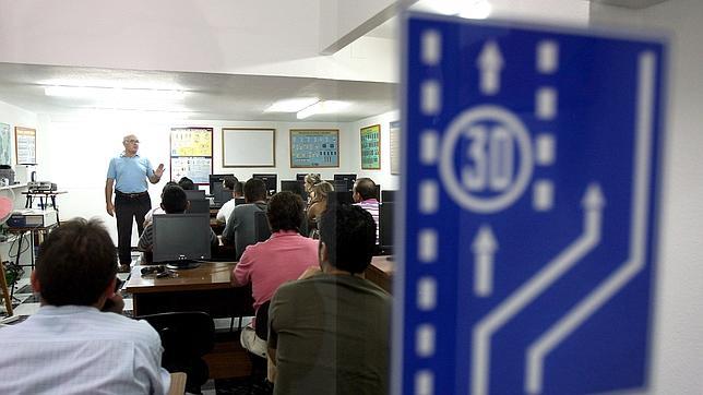 Los jóvenes prefieren los móviles a sacar el carné de conducir