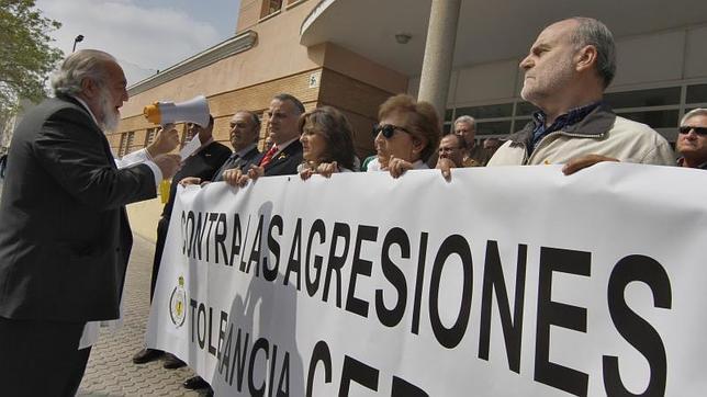Sanitarios del Pino Montano B se concentran contra las agresiones