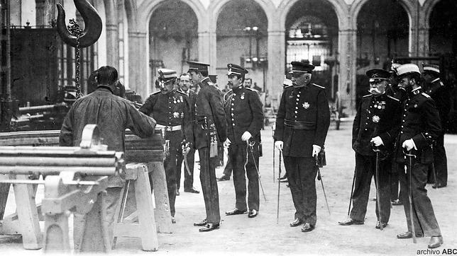 Colección gráfica de ABC: el Rey Alfonso XIII visita la Fábrica de Artillería