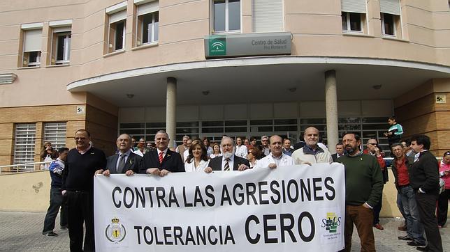 El médico agredido cobra 700 euros menos si está de baja un mes