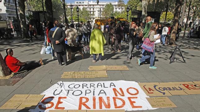 La cúpula de IU apoya a los okupas de La Corrala ante el Ayuntamiento
