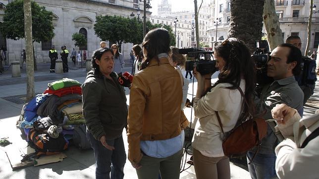 Una okupa de La Corrala abandona la acampada y pide techo al Ayuntamiento
