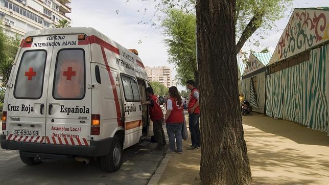 Ambulancias, equipos de trauma y reanimación en el «hospital de campaña» de la Feria de Sevilla