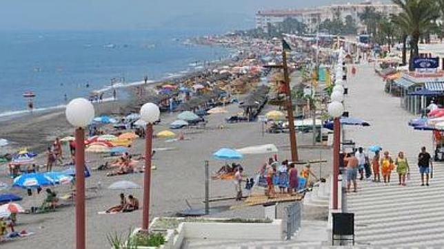 Prohibido reservar sitio en la playa con sillas y sombrillas