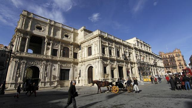 El Ayuntamiento de Sevilla se iluminará de azul este sábado por las elecciones europeas