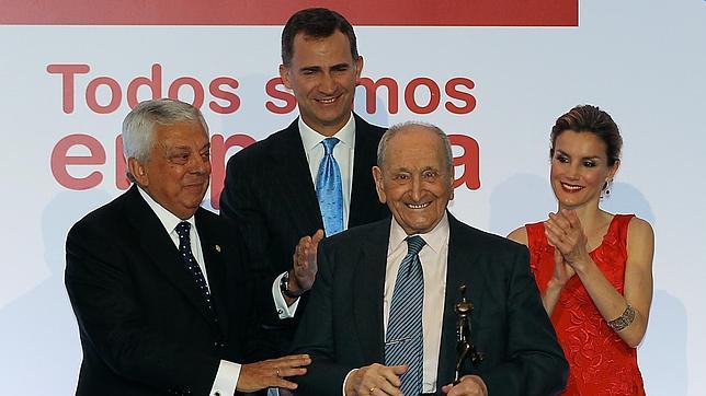 Los Príncipes de Asturias presiden en Sevilla un acto de homenaje a la empresa