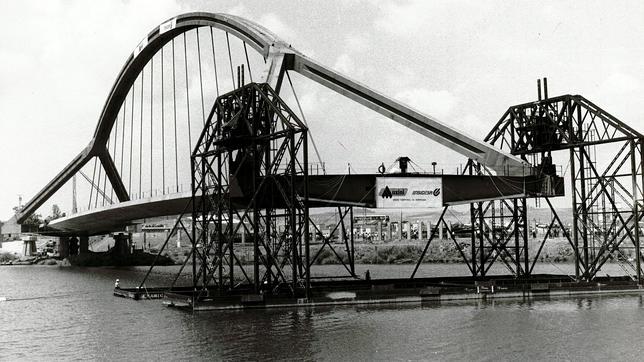 Barqueta: un puente de ida y vuelta para Sevilla