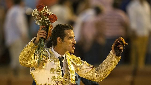 Pepe Moral triunfa de manera plena en Sevilla al cortar dos orejas