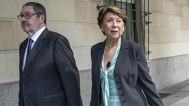 Magdalena Álvarez, dimitida, imputada y embargada