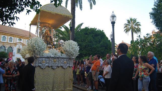 Fieles y devotos arroparon a Santa Ana por las calles de Dos Hermanas