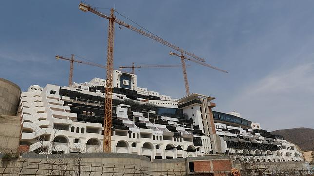 Gobierno central y Junta se reafirman respecto a la demolición de El Algarrobico