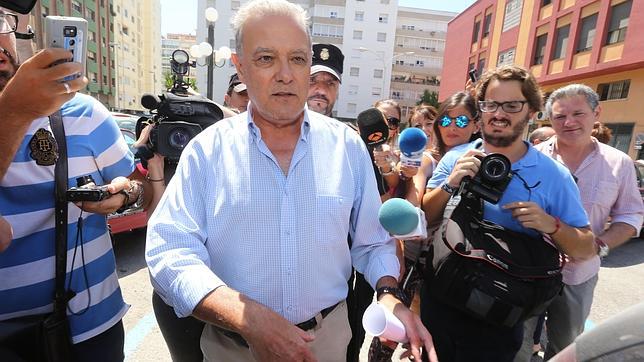 La Policía registra la casa y la empresa del exconsejero Ángel Ojeda en Sevilla