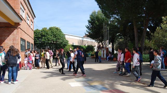 El Ayuntamiento nazareno edita una guía para que los escolares conozcan sus raíces