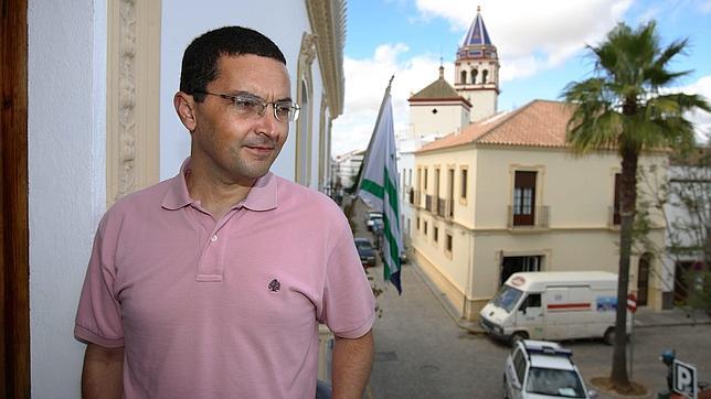 El alcalde de El Coronil, sobre su tuit: «Era la respuesta a un militante del PP»