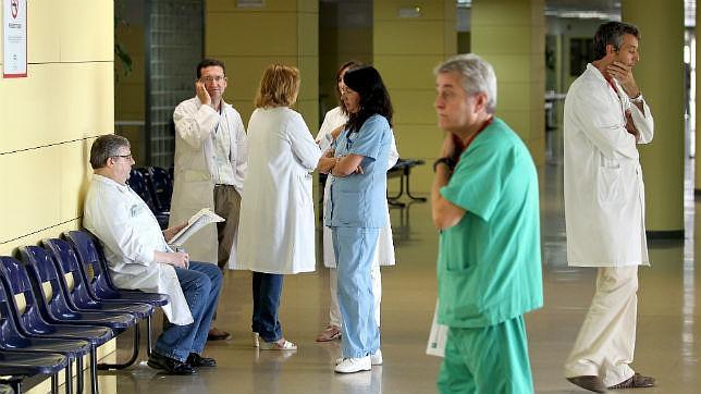 Trabajadores del hospital Reina Sofía piden al SAS información sobre el ébola