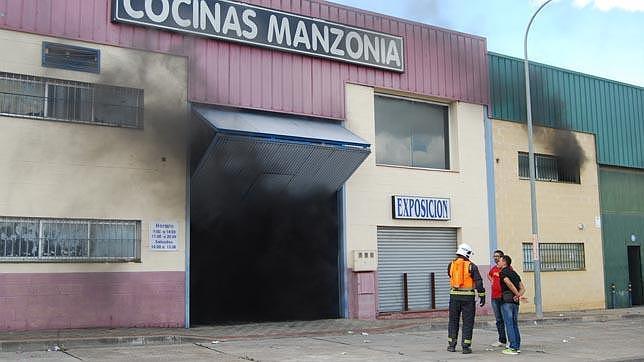Una intensa humareda afecta a cinco naves industriales de Dos Hermanas