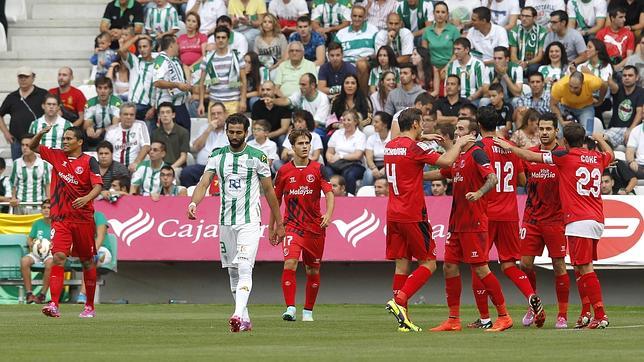 El Córdoba paga la novatada en el derbi ante el Sevilla (1-3)