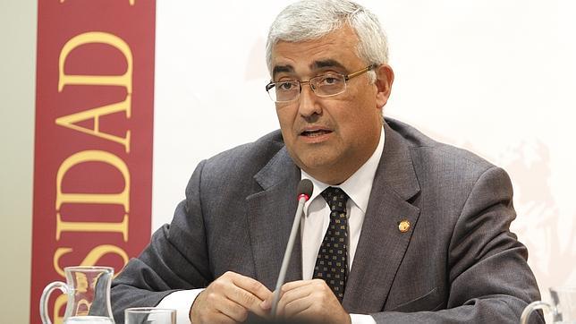 El rector de la Hispalense no ve «tan descabellada» la gratuidad de la matrícula