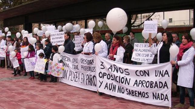 Los opositores sin plaza de los hospitales de Loja y Alcalá denuncian a la Junta