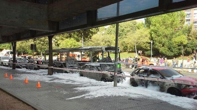 Aparatoso incendio de un autobús y varios coches en pleno Vial Norte