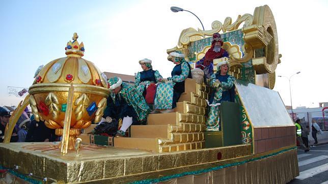 Miles de personas se echan a la calle en Dos Hermanas para ver a los Reyes Magos