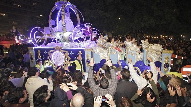 Una carroza abandonando el puente de Triana