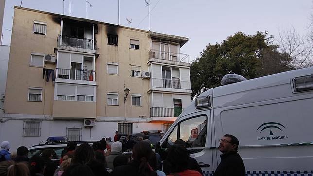 Muere una mujer y sus dos mellizos de dos años al incendiarse su casa en Lora
