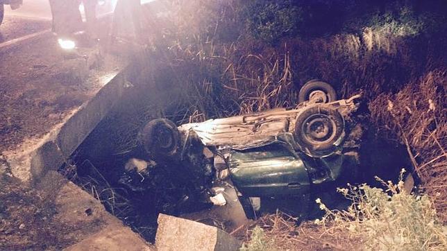 Dos heridos al caer su coche a un arroyo en Utrera