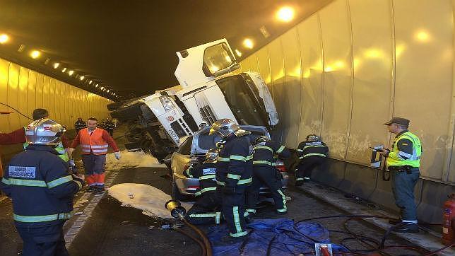 Muere el ocupante de un coche aplastado por un camión en un túnel