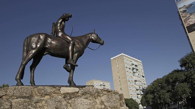 Monumento al indio explorador, en la Avda. Kansas City