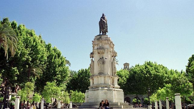 Monumento a San Fernando, en la Plaza Nueva