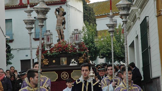 Los palaciegos acompañaron a San Sebastián en su salida pese a las inclemencias del tiempo