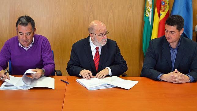 Rector y constructoras suscriben el contrato de la residencia universitaria