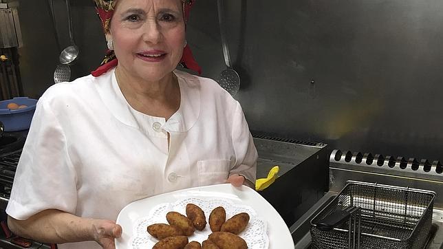 La Señora de las Tabernas María Luisa Pérez es la encargada de elaborar las croquetas