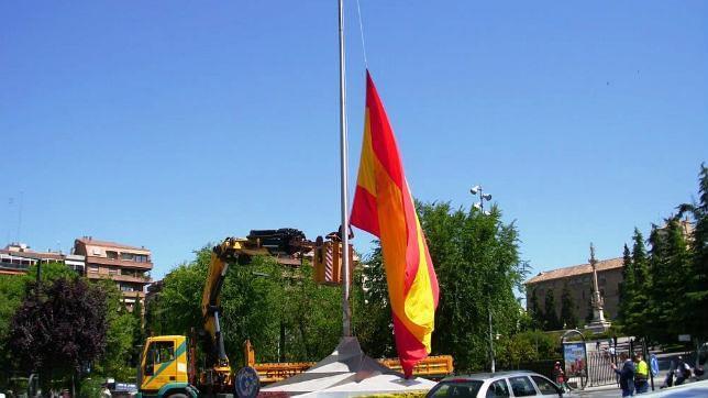 La bandera nacional fue repuesta en la Gran Vía granadina tras el ultraje sufrido el 2 de junio pasado