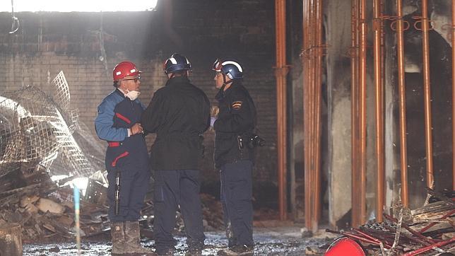 Más de 100 familias, aún en la calle tras el incendio del bazar